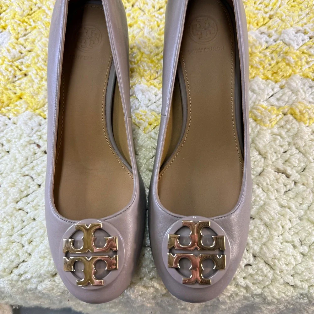 Tory Burch Chelsea Taupe Leather Block Heel Pumps Gold Logo Medallion Size 6 - Picture 15 of 16